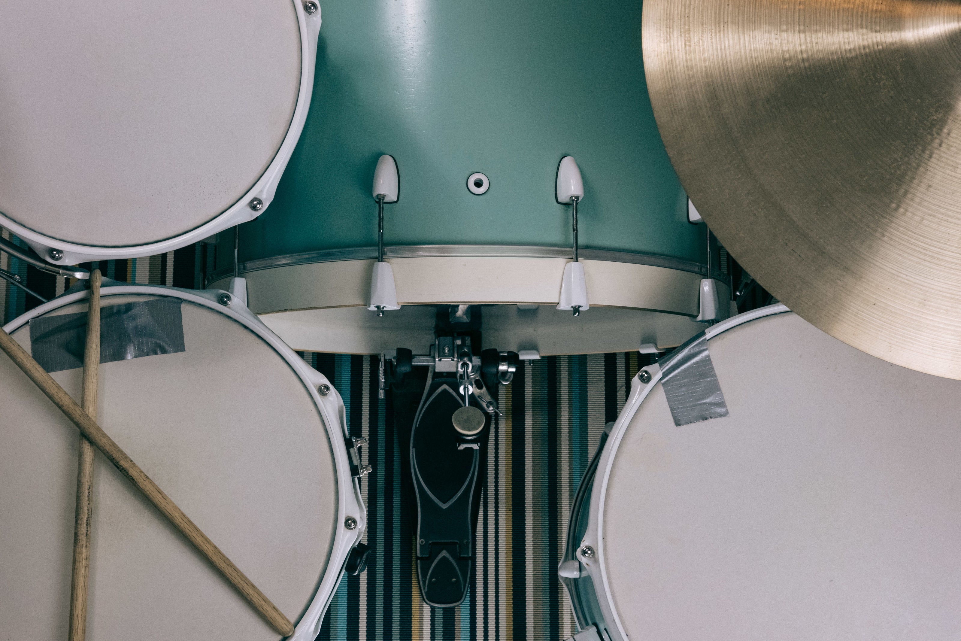 retro-looking-drum-kit-overhead